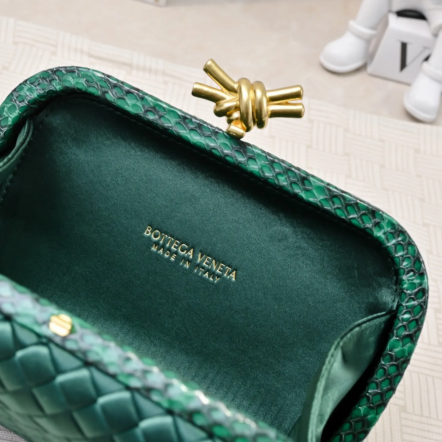 Batch 1460 #BV Knot woven evening bag series ~ Each bag reveals exquisite elegance💫Iconic classic silk weaving➕snake skin trimming with knot buckle, soft and delicate feel. The design is small and exquisite, low-key without logo, elegant and elegant. Paired with evening dress or cheongsam, it has the atmosphere of a famous and wealthy lady. Full of aura and invincible texture💃 Model: 7622 Dimensions: 20x12x5.5